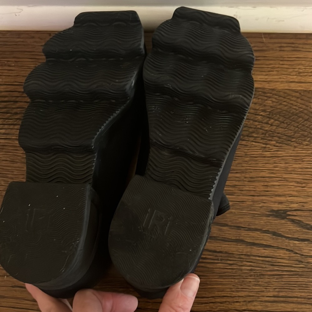 iRi Low Top Sneaker Size 6.5 (37) Black. Vegan! EUC - Picture 4 of 7